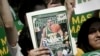 Navijač Univerziteta Džordž Mejson drži u ruci list Sports ilustrejted, 29. marta 2006. godine. (Foto: AP/Lawrence Jackson)
