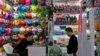 Seorang pedagang menunggu pelanggan di tokonya yang menjual berbagai mainan di pasar grosir Yiwu di Yiwu, Provinsi Zheijiang, 8 November 2024. (Foto: Andy Wong/AP Photo)