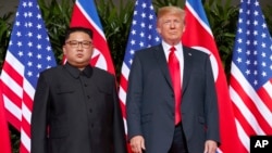 지난 2018년 6월 12일 도널드 트럼프 미국 대통령과 김정은 북한 국무위원장이 싱가포르에서 첫 미-북 정상회담을 했다. (자료사진)