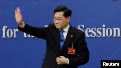 資料照片：2023年3月7日中國外交部長秦剛在兩會記者會結束時揮手致意。 （路透社）