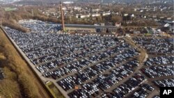 2025年2月3日，存放在德国埃森一个物流中心的大量新轿车。