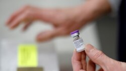Medicinska sestra drži bočicu Fajzer-Bajontek vakcine za Kovid-19 u centru za vakcinaciju u Nantu u Francuskoj, 29. januara 2021.