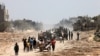 Raseljeni Palestinci napuštaju Rafu da bi se vratili u Kan Junis (Foto: MOHAMMED ABED / AFP)