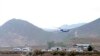 Na ovoj fotografiji koju je obezbedila novinska agencija Islamske Republike, IRNA, helikopter sa iranskim predsednikom Ebrahimom Raisijem poleće na iransku granicu sa Azerbejdžanom, 19. maja 2024.