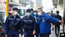 警察守在香港立場新聞的辦公室所在的建築。 (2021年12月29日)