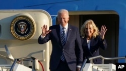 Predsednik Džo Bajden i prva dama Džil Bajden silaze iz predsedničkog aviona u Mildenholu u Engleskoj, pred samit G7 u Kornvolu, 9. juna 2021.