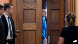 Kandidat novoizabranog predsednika Donalda Trampa za državnog tužioca, Met Gec, zatvara vrata toko privatnog sastanka u Kapitolu, Vašington, 20. novembar, 2024.(Foto: AP/J. Scott Applewhite)
