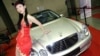 一名中國模特在北京舉行的汽車展上為奔馳汽車做廣告。（資料圖片）