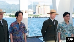 台灣總統賴清德(左二)與外交部長林佳龍(右)過境夏威夷之際，參觀亞利桑那號戰艦紀念館。(法新社：2024年11月30日)
