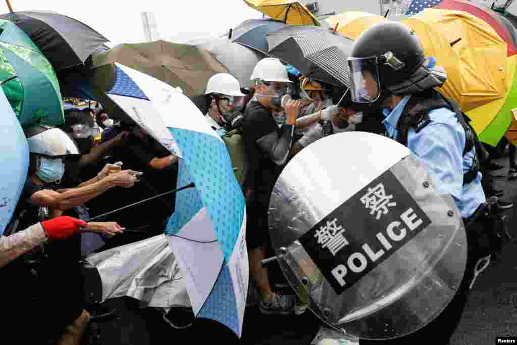 香港警察試圖驅散抗議升旗儀式的示威者 (2019年7月1日)