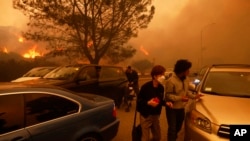 Građani bježe od požara u okolini Los Anđelesa (Foto: AP/Etienne Laurent)