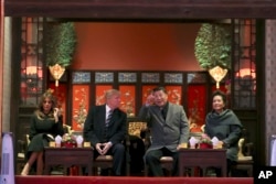 時任美國總統特朗普（中左）和第一夫人梅拉尼亞（左）與中國國家主席習近平（中右）與夫人彭麗媛（右）在北京故宮觀看京劇。 （2017年11月8日）