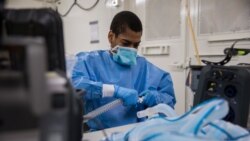 Američki vojnik sklapa respirator (Foto: Rojters)