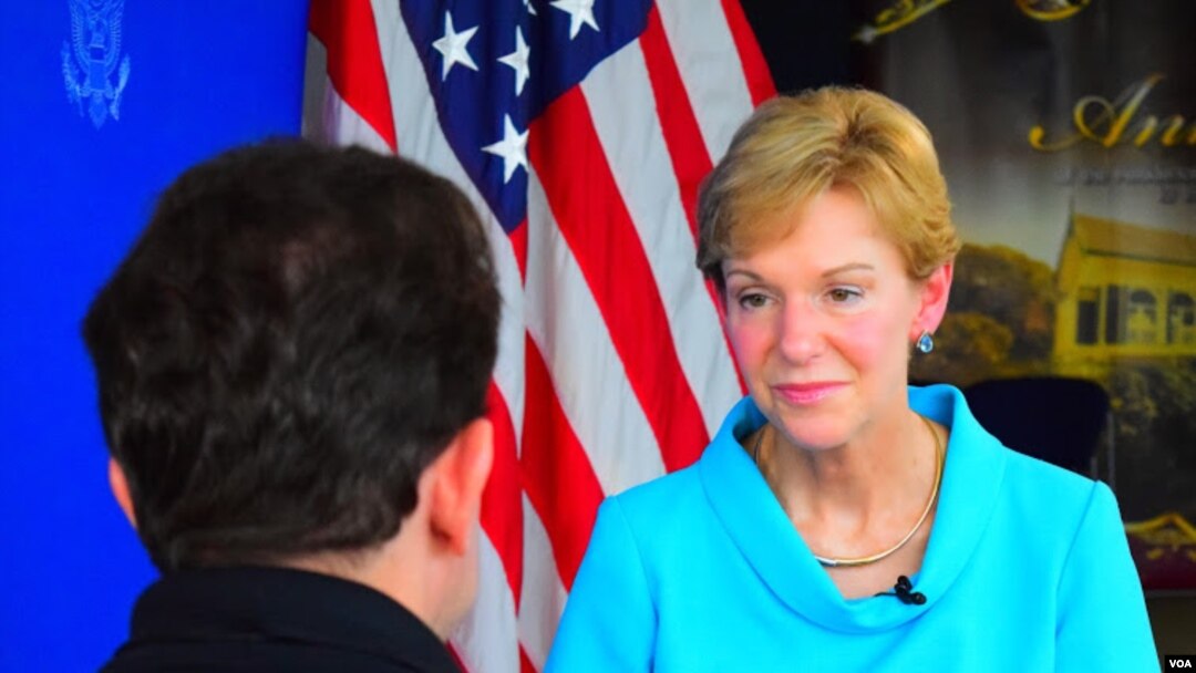 US Ambassador to Thailand Kristie Kenney speaks with VOA's Steve Herman in Bangkok, May 23, 2014.