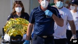 Radnici službe hitne pomoći prenose preživelog posle brodoloma u gradu Kalamata u Grčkoj, 14. juna 2023. (Foto: AP /Thanassis Stavrakis)