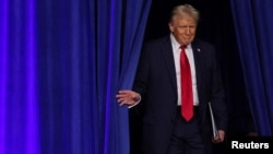 Izabnrani predsednik Donald Tramp izlazi na podijum u Palm Bič kongresnom centru u Vest Palm Biču, Florida, 6. novembar, 2024. (Foto: REUTERS/Brian Snyder)
