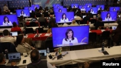 Jurnalis di ruang pers menyaksikan capres dari Partai Republik dan mantan Duta Besar AS untuk PBB Nikki Haley dalam debat keempat kandidat capres AS 2024 yang diselenggarakan oleh NewsNation di Universitas Alabama di Tuscaloosa, AS, 6 Desember 2023. (REUTERS/Alyssa Pointer)