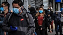 Stanovnici Sanset parka u Bruklinu, četvrti sa jednom od najvećih meksičkih i hispanskih zajednica u Njujorku, čekaju u redu ispred jedne prodavnice, 5. maja 2020.