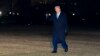 Predsjednik Donald Tramp ispred Bijele kuće u Vašingtonu, 19. februara 2025. (Foto: AP/Alex Brandon)