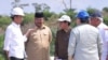 Jokowi berdiskusi dengan sejumlah pejabat dalam lawatan di Kalimantan terkait ibukota baru (courtesy: Setpres)