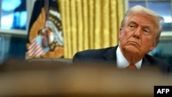 Predsednik Donald Tramp posle potpisivanja uredbe u Ovalnoj kancelariji Bele kuće u Vašingtonu 10. februara 2025. (Foto: AFP/Andrew Caballero-Reynolds)