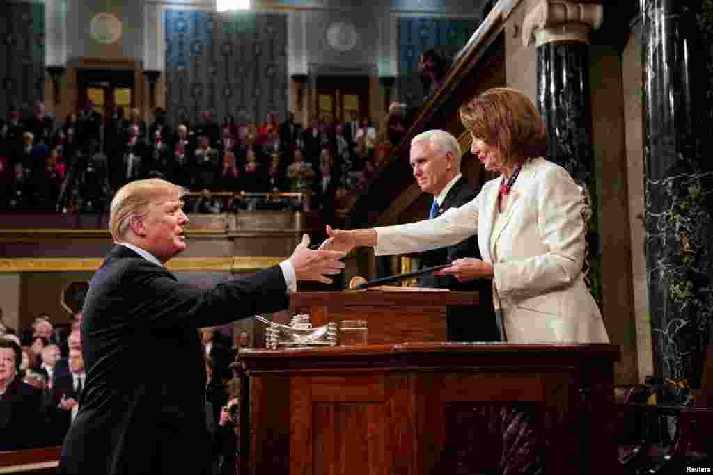 Trump konuşmasına başlamadan önce Başkan Yardımcısı Mike Pence ve Temsilciler Meclisi Başkanı Nancy Pelosi'nin elini sıktı