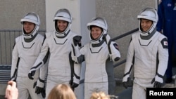 Los astronautas Kirill Peskov, Nichole Ayers, Anne McClain y Takuya Onishi en el Centro Espacial Kennedy el miércoles 12 de marzo de 2025, en Cabo Cañaveral, Florida. 
