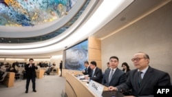 中國常駐聯合國日內瓦辦事處大使陳旭（右）2024年1月23日準備在聯合國人權理事會對中國人權狀況進行的定期審議會上發言。（法新社）
