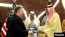 Državni sekretar SAD Majk Pompeo i ministar spoljnih poslova Kuvajta šeik Sabah al Kalid razmenjuju potpisana dokumenta u Kuvaj Sitiju, Kuvajt, 20. marta 2019.