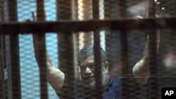 محمد مرسی رئیس جمهور مخلوع در محکمه