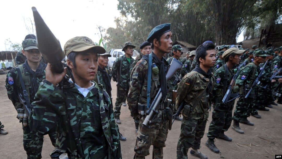 ကေအန်ယူတပ်ဖွဲ့ဝင်အချို့။ (ဇန်နဝါရီ ၃၁၊ ၂၀၁၂)