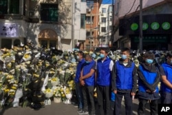 李克强家乡合肥的当局派出大批蓝衣人在民众自发鲜花现场监视。（2023年11月2日安徽省）