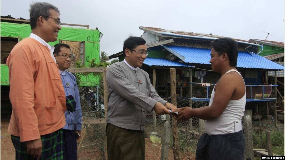 မိုရာ (Mora) ဆိုင်ကလုန်း မုန်တိုင်း ဒဏ်ခံခဲ့ရသောနေရာများတွင် ပြန်လည်ထူထောင်ရေးအမြန်ဆုံး ဆောင် ရွက်နိုင်ရေး အတွက် လူ ကယ်ပြန် ဝန်ကြီးဌာန၊ ပြည်ထောင်စု ဝန်ကြီး ဒေါက်တာ ဝင်းမြတ်အေး သည် ရခိုင်ပြည်နယ် ဝန်ကြီးချုပ်နှင့် ပြည်နယ်အစိုးရ အဖွဲ့ဝင် ဝန်ကြီး များသည် ပြည်သူများထံသို့ တိုက်ရိုက်ထောက် ပံ့မှု များဆောင် ရွက်သည်။ (MOI)