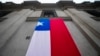 La entrada este del palacio presidencial de La Moneda se muestra cubierta con una bandera chilena durante un evento que conmemora la victoria presidencial del difunto Salvador Allende en 1970 en Santiago, Chile, el lunes 4 de septiembre de 2023.