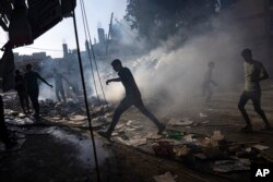 Palestinci tragaju za preživelima nakon izraelskog vazdušnog udara na Kan Junis, na jugu Pojasa Gaze, 7. novembra 2023.