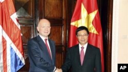 英國外相黑格與越南外長範平明星期三會談前握手