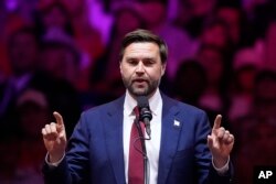 Calon wakil presiden dari Partai Republik, Senator JD Vance, dari Partai Republik, Ohio, pada rapat umum kampanye partai Republik di Madison Square Garden, New York, 27 Oktober 2024. (Evan Vucci/AP)
