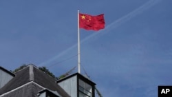 目前的中國駐倫敦大使館頂部的中國國旗。 (2023年9月11日)