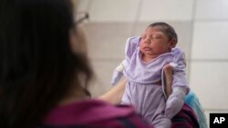 Bebé nascido com microcefalia, Brasil. 