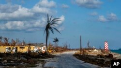 Helikopter leti iznad grada Haj Rok, nakon što je isporučio potrepštine za ljude pogođene razaranjem koje je iza sebe ostavio uragan Dorijan, na Grand Bahamima, Bahame, 10. septembra 2019. U isim oblastima pada kiša koju donosi tropsta oluja Umberto, 14. septembra 2019.