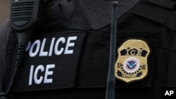 FILE - Kenneth Genalo, direktur kantor lapangan Imigrasi dan Penegakan Bea Cukai AS di New York City, dalam wawancara dengan The Associated Press, di wilayah Bronx, New York, 17 Desember 2024.