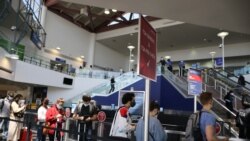 ARHIVA - Putnici na aerodromu LAX u Los Anđelesu putuju za praznični vikend - Dan sećanja, 27. maja 2021.
