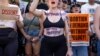 Demonstrantkinje ispred Vrhovnog suda u Vašingtonu