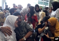Rođaci i putnici teše jedni druge dok čekaju vesti o padu aviona "Lajon era", koji se srušio pored ostrva Javana aerodromu Depati Amir u Pangkal Pinangu, Indonezija, 29. oktobra 2018.