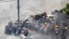 Prodemokratski demonstranti i novinari beže, dok policija napreduje ka njima, tokom protesta protiv vojnog puča u Jangonu, Mjanma.