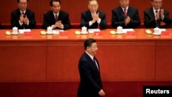 2017年中共十九大開幕式上，中共總書記習近平走向講台發表報告。（路透社2017年10月18日）