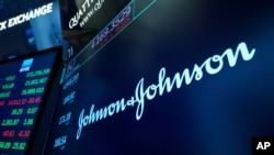 Logo farmaceutske kompanije Džonson i Džonson na njujorškoj berzi, 12. jula 2021.