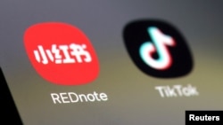 ແອັບ TikTok ແລະແອັບ Xiaohongshu ຫຼື RedNote, ທັງສອງແອັບທີ່ປາກົດໃນໃນໜ້າຈໍນີ້ ຖືກຖ່າຍເມື່ອວັນທີ 15 ມັງກອນ 2025.