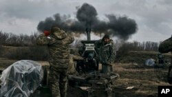 Ukrainski vojnici ispaljuju granatu iz haubice ka ruskim položaima nedaleko od Bahmuta, mesta najžešćih borbi, u regionu Donjecka, Ukrajina, 7. marta 2023.