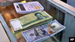 دلار آمریکا و ریال جمهوری اسلامی ایران در یک صرافی در شمال بغداد. آرشیو